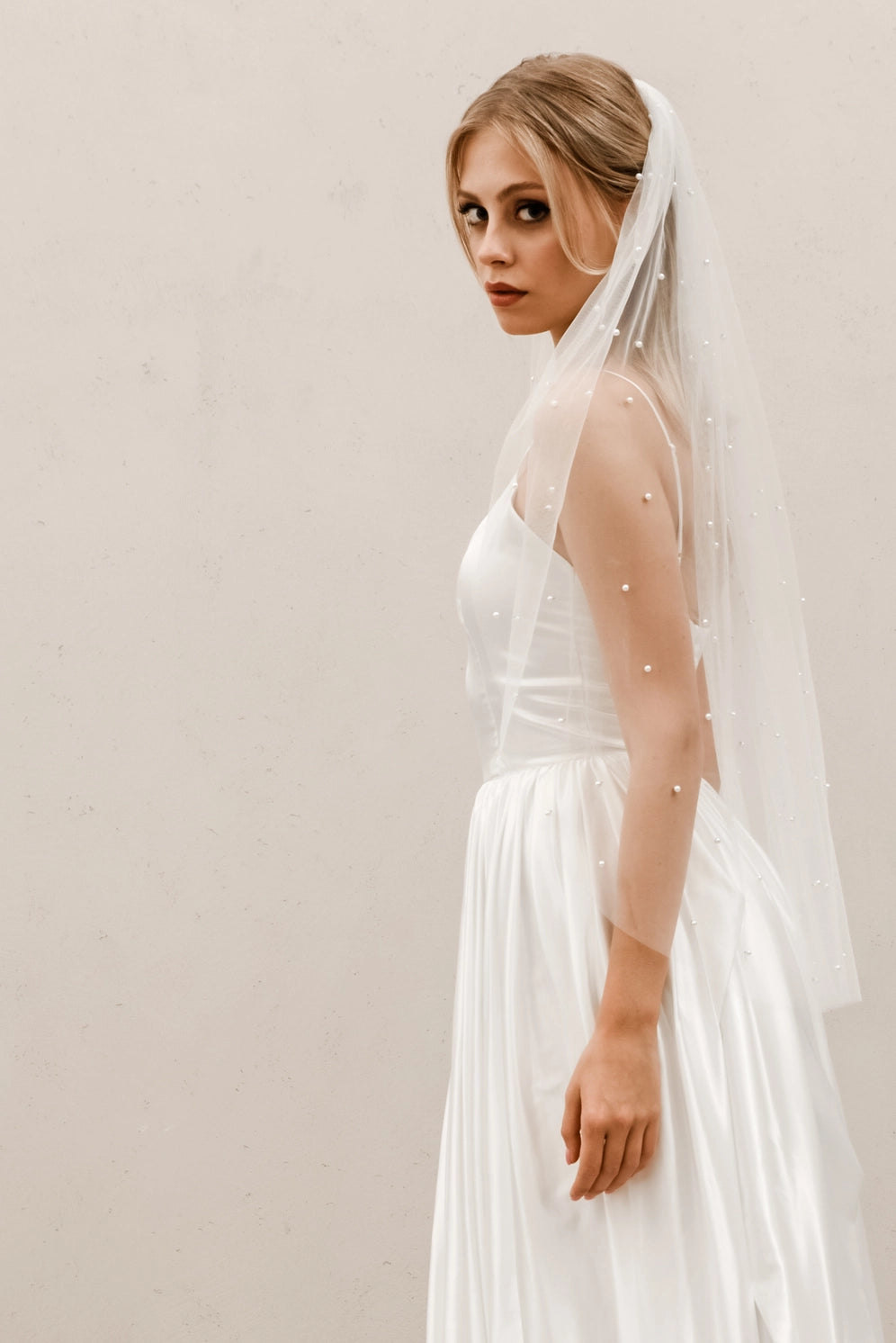 Scattered Pearl Ivory Veil