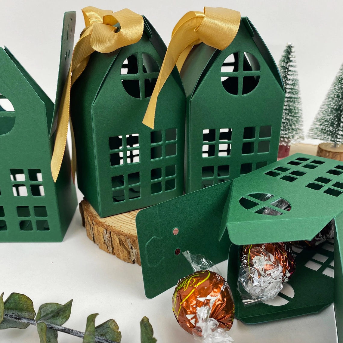 Festive Green Christmas House Gift & Favor Boxes with Gold Ribbon – Set of 20